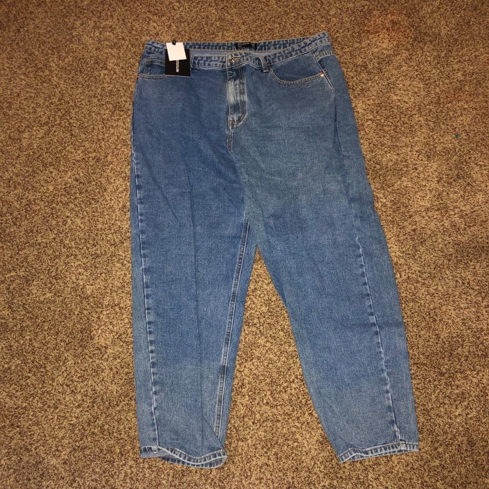 Bum ripped mom jeans